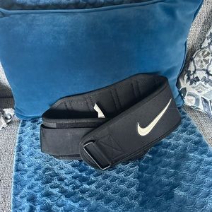 Slightly worn.Nike Structured Training Support Workout Weight Lifting Gym BeltXL